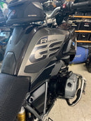 Rubbatech AK Carbon R1200GS LC Rallye Knee Pads Rubbatech knie tankpads voor de BMW Rallye en Exclusive uitvoeringen Tankpads